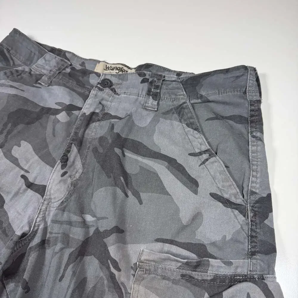Wrangler Camoflage Cargo Shorts Men's Size 34 Dark Gray Camo Shorts